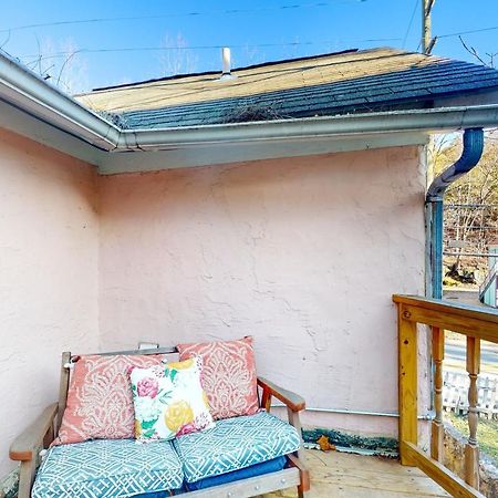 Apartamento The Pink House On Main - Upper Eureka Springs Exterior foto