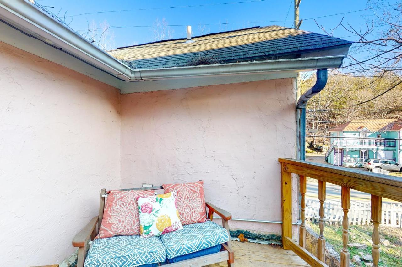 Apartamento The Pink House On Main - Upper Eureka Springs Exterior foto