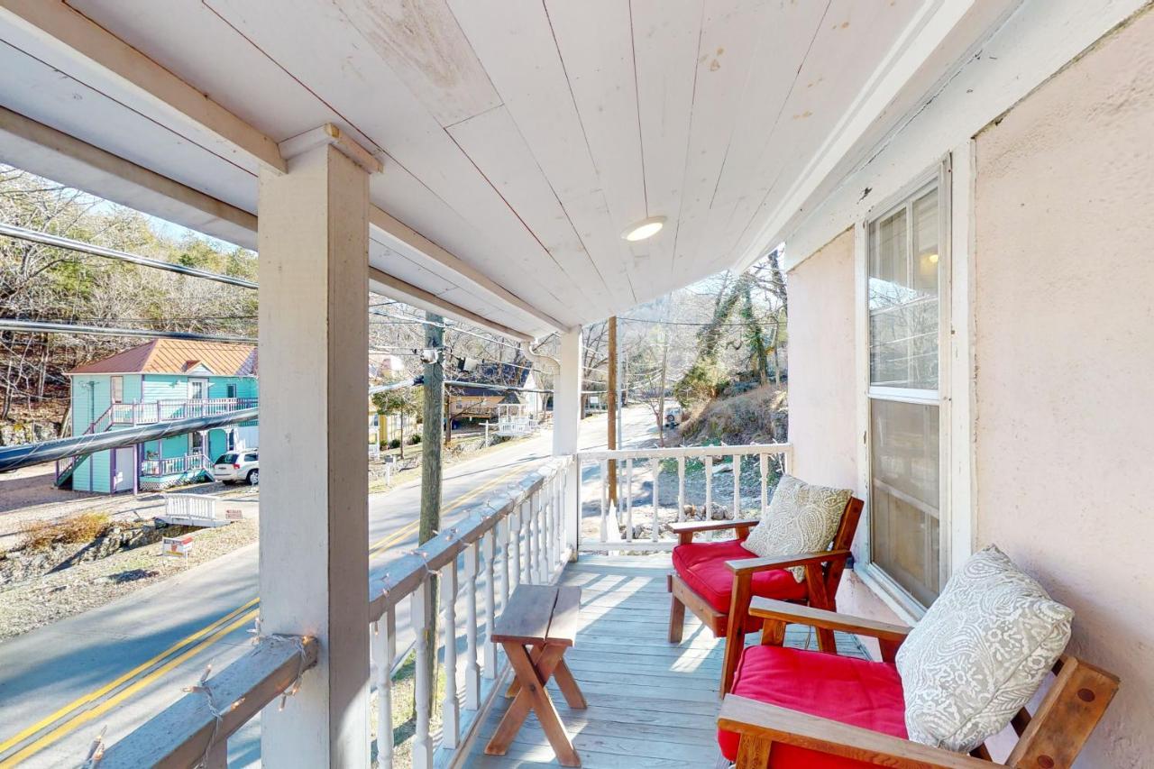 Apartamento The Pink House On Main - Upper Eureka Springs Exterior foto