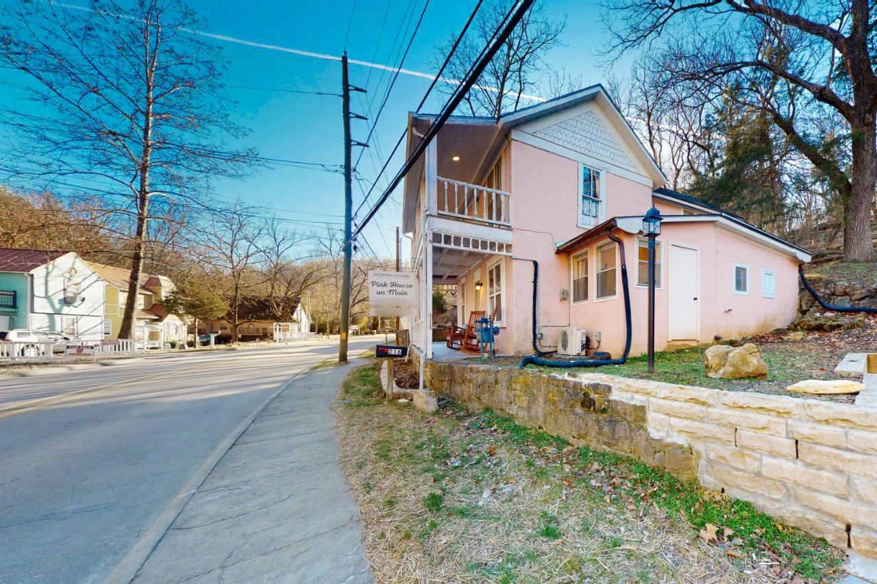 Apartamento The Pink House On Main - Upper Eureka Springs Exterior foto