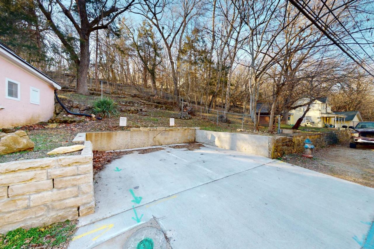 Apartamento The Pink House On Main - Upper Eureka Springs Exterior foto